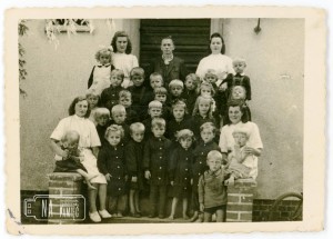 1950/1. Przed wejściem do przedszkola, wychowawcy: Julia Żyta i Pani Sieradzka